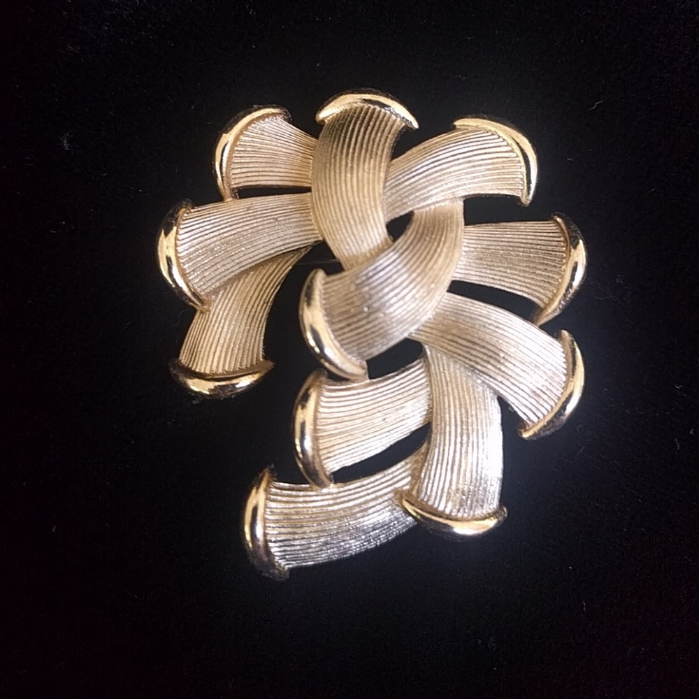 VTG signed rare Trifari gold tone lg knot brooch